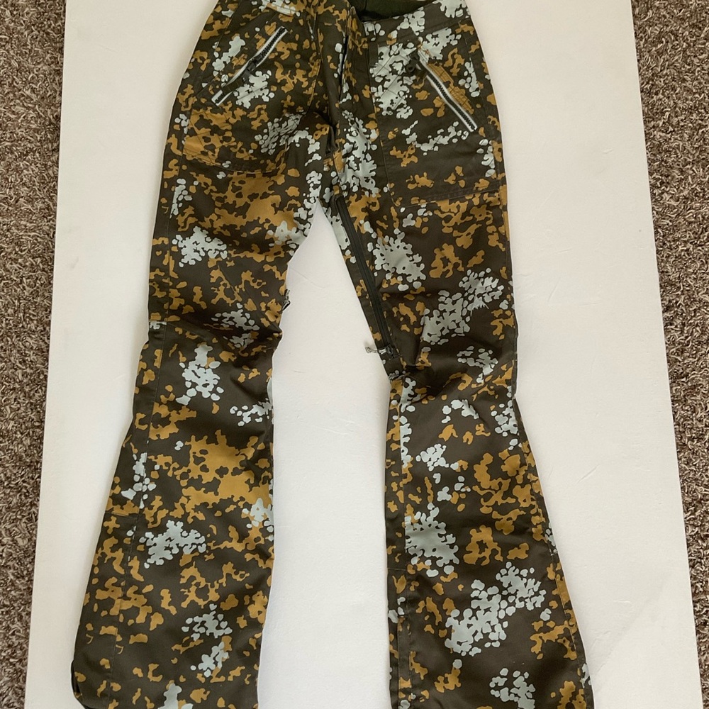Women’s skiing/snowboarding pants